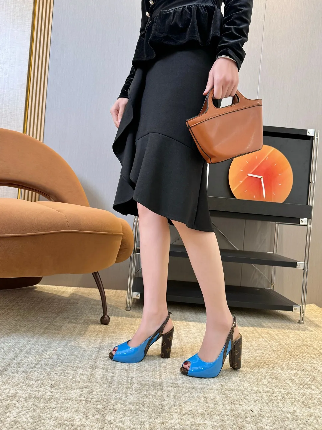 👟👟Ex-factory price 400👟👟 Louis Vuitton Louis Vuitton, 2025 high-heeled sandals, modern and fashionable in one! Release a powerful aura like a queen and capture everyone's attention instantly! Fabric: LV classic presbyopia + patent leather Lining/foot pads: imported lambskin Heel height 9.5cm; Front platform: 1.5cm Code number: 35-41